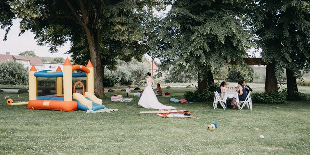Destination-Wedding - Personenanzahl - Brandenburg Süd - Der Garten bietet zahlreiche Spielmöglichkeiten für Hochzeitsgesellschaften mit Kindern. - Schloss Wulkow