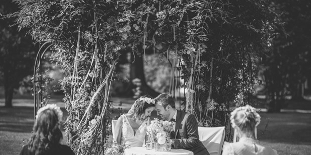 Destination-Wedding - Perfekte Jahreszeit: Herbst-Hochzeit - Schwarzwald - Auch das ist möglich im Parkhotel Adler: Standesamtliche Trauung im Park  - Parkhotel Adler, Hochschwarzwald Hotelbetriebs GmbH
