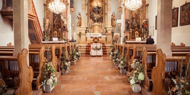 Destination-Wedding - Art der Location: Restaurant - Die Pfarrkirche von Flachau ist 5 Fahrminuten vom Gutshof entfernt. - Flachauer Gutshof - Musistadl