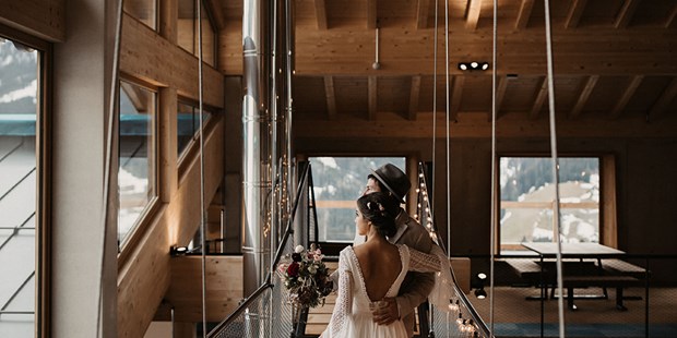 Destination-Wedding - Preisniveau Hochzeitsfeier: €€€ - Österreich - Panoramaverglasung mit Hängebrücke - Lumberjack Bio Bergrestaurant
