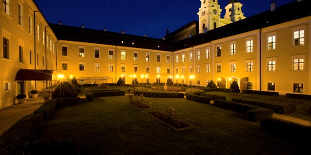 Destination-Wedding - Preisniveau Hochzeitsfeier: €€ - Schlosshotel Mondsee bei Nacht - Schlosshotel Mondsee