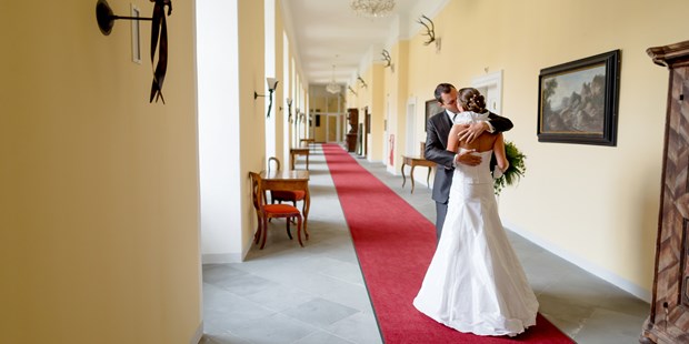 Destination-Wedding - Preisniveau Hochzeitsfeier: €€ - Hochzeitsfoto historischer Gang Schlosshotel - Schlosshotel Mondsee