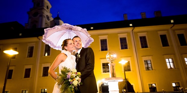 Destination-Wedding - Preisniveau Hochzeitsfeier: €€ - Hochzeitsfoto Schlossgarten bei Nacht - Schlosshotel Mondsee