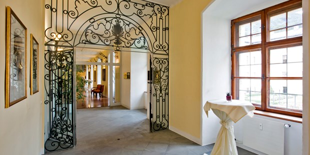 Destination-Wedding - Preisniveau Hochzeitsfeier: €€ - historischer Gang im Shlosshotel - Schlosshotel Mondsee