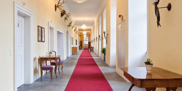Destination-Wedding - Standesamtliche Trauung - Region Mondsee - Gang Schlosshotel - Schlosshotel Mondsee