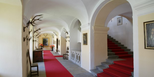 Destination-Wedding - Standesamtliche Trauung - Oberösterreich - Prunkstiege zum Standesamt Mondsee Fürstenzimmer - Schlosshotel Mondsee