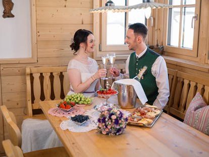 Destination-Wedding - Garten - Österreich - Eine Traumhochzeit beginnt mit einem Sektfrühstück im Ferienhaus im Narzissendorf Zloam. - Narzissendorf Zloam