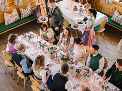 Destination-Wedding - Festzelt - Österreich - Kulinarik steht an oberster Stelle bei einer Hochzeit im Narzissendorf Zloam in Grundlsee. - Narzissendorf Zloam