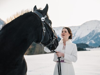 Destination-Wedding - Garten - Österreich - Ein Wintermärchen bei einer Traumhochzeit mit Pferden im Narzissendorf Zloam. - Narzissendorf Zloam
