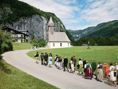Destination-Wedding - Festzelt - Österreich - Der Weg zur kirchlichen Trauung für die Gäste im Narzissendorf Zloam. - Narzissendorf Zloam