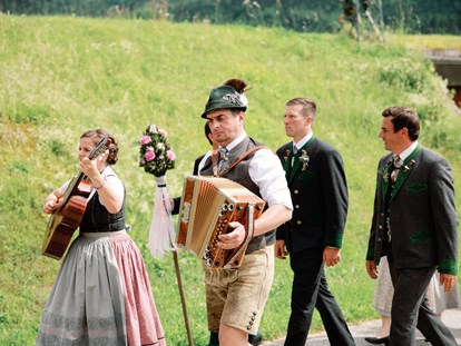 Destination-Wedding - Preisniveau Zimmer/Suiten: €€€€ - Typische Ausseer Musik darf bei einer Hochzeit im Narzissendorf Zloam einfach nicht fehlen. - Narzissendorf Zloam