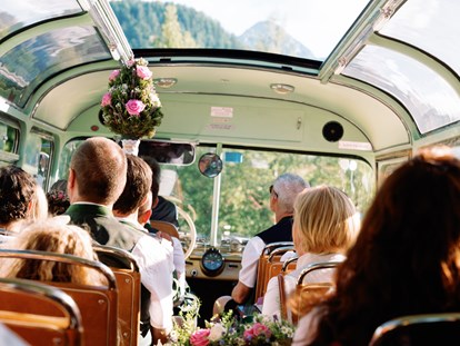 Destination-Wedding - Mehrtägige Packages: 4-tägiges Rahmenprogramm - Bezirk Liezen - Mit dem Oldtimer-Bus geht es zurück von der Trauung im Narzissen Zloam. - Narzissendorf Zloam
