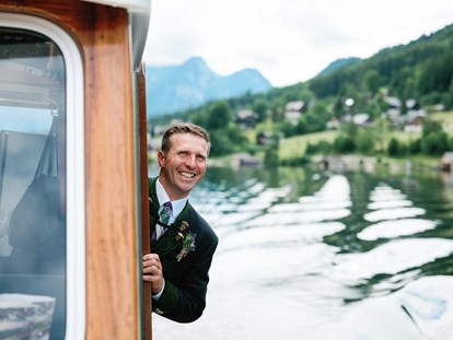 Destination-Wedding - Festzelt - Österreich - Schiff Ahoi heißt es für die ganze Hochzeitsgesellschaft im Narzissendorf Zloam. - Narzissendorf Zloam