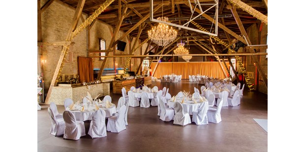 Destination-Wedding - Art der Location: Scheune / Bauernhof / Alm / Landhaus - Brandenburg Süd - Die Feste Scheune bestuhlt und dekoriert für eine Hochzeit - Feste Scheune