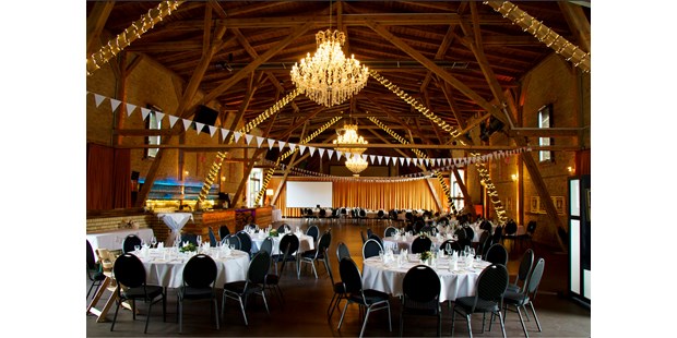 Destination-Wedding - Gartenhochzeit - Deutschland - Die Feste Scheune bestuhlt und dekoriert für eine Hochzeit - Feste Scheune