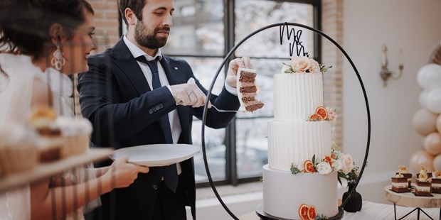 Destination-Wedding - Preisniveau Hochzeitsfeier: €€€€ - Bad Hofgastein - Der Anschnitt der Torte - Sendlhofer's