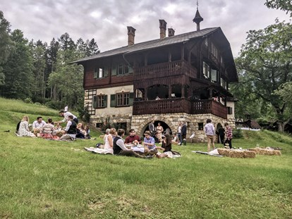 Destination-Wedding - Garten - Österreich - Gemütliches Picknick bei der Hochzeit am Riegelhof. - Riegelhof - Landsitz Doderer