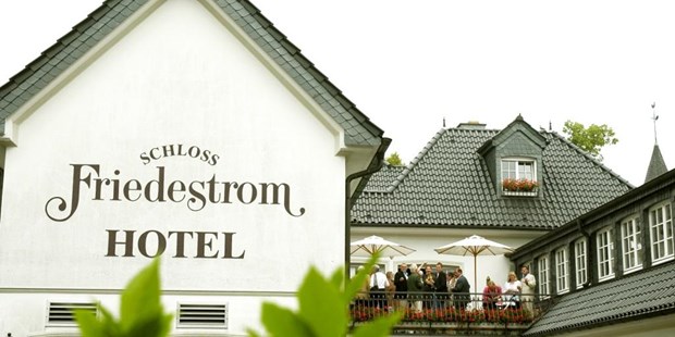 Destination-Wedding - Preisniveau Hochzeitsfeier: €€ - Niederrhein - Hotelansicht  - Hotel „Schloss Friedestrom“
