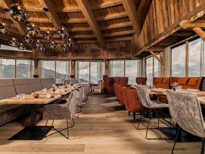 Destination-Wedding - Personenanzahl - Tirol - Unser Panoramarestaurant bietet in der Mitte ein komplett flexibles Element welches je nach Bedarf und Anlass verändert oder herausgenomen werden kann, bspw. um eine Tanzfläche zu schaffen. - jezz AlmResort Ellmau
