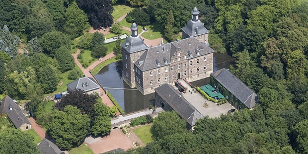 Destination-Wedding - Preisniveau Hochzeitsfeier: €€€ - Nordrhein-Westfalen - Luftansicht Schloss Hugenpoet - Schlosshotel Hugenpoet