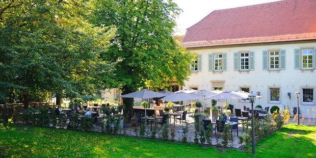 Destination-Wedding - Preisniveau Hochzeitsfeier: €€ - Ludwigsburg - Terrasse des Restaurants GUTSSCHENKE - Schlosshotel Monrepos