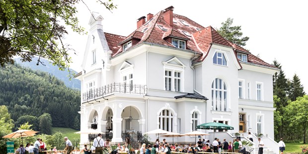 Destination-Wedding - Garten - Österreich - Die Villa Bergzauber von vorn - Villa Bergzauber