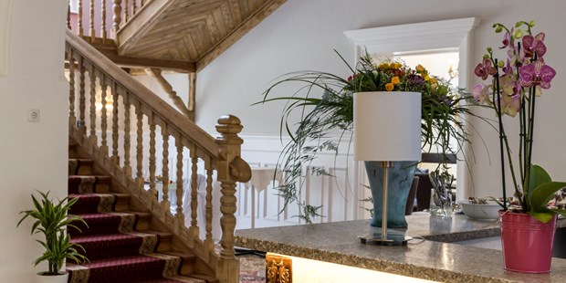 Destination-Wedding - Perfekte Jahreszeit: Frühlings-Hochzeit - Österreich - Unsere Lobby mit dem original Stiegenaufgang in den ersten Stock - Villa Bergzauber