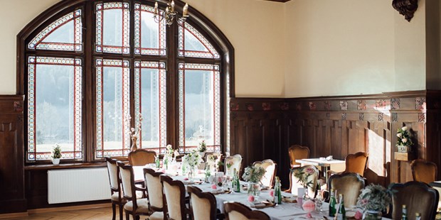 Destination-Wedding - Art der Location: Villa / privates Anwesen - Oberösterreich - Hochzeitsessen im Herrenzimmer - Villa Bergzauber