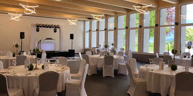 Destination-Wedding - woliday Programm: Kennenlern-Dinner - Oberösterreich - Halbierter Festsaal für 41 Gäste mit Bühne und Tanzfläche. - Villa Bergzauber