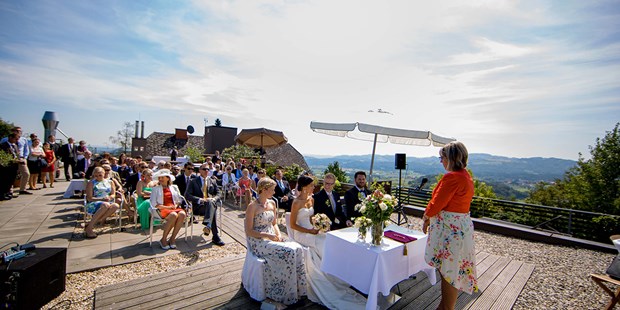 Destination-Wedding - Preisniveau Zimmer/Suiten: €€€ - Steiermark - Standesamt auf der Terrasse mit herrlichem Weitblick. - Weingartenhotel Harkamp