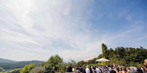Destination-Wedding - Art der Location: Weingut / Heuriger - Steiermark - Standesamt auf der Terrasse mit herrlichem Weitblick. - Weingartenhotel Harkamp