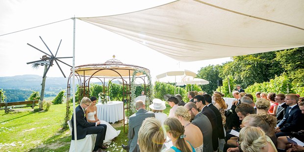 Destination-Wedding - Preisniveau Hochzeitsfeier: €€ - Steiermark - Trauung unter freiem Himmel mitten im Weingarten. - Weingartenhotel Harkamp