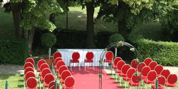 Destination-Wedding - Umgebung: im Park - Bezirk Sankt Pölten-Land - Die Standesamtliche / Kirchliche Trauung ist gerne auch "unter der schattigen Linde" möglich. - Hochzeitslocation - Hotel - Eventrestaurant - Pedros