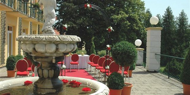 Destination-Wedding - Umgebung: in den Bergen - Niederösterreich - 400m2 Brunnenterasse für den Empfang/Agape - Hochzeitslocation - Hotel - Eventrestaurant - Pedros