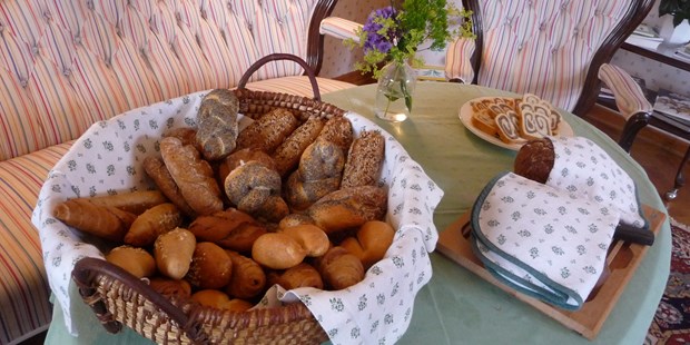 Destination-Wedding - Garten - "Guten Morgen, das Frühstück ist serviert" - Jagdschloss Villa Falkenhof