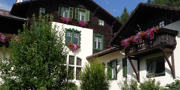 Destination-Wedding - Preisniveau Zimmer/Suiten: €€ - Schladming-Dachstein - Südansicht vom Garten - Jagdschloss Villa Falkenhof