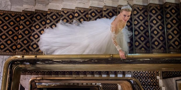 Destination-Wedding - Preisniveau Hochzeitsfeier: €€€ - (c) Maria Tsakiri, Kleid: Niely Hoetsch und Solaine Piccoli - Hotel Bristol Vienna