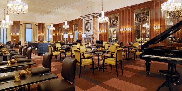 Destination-Wedding - Preisniveau Hochzeitsfeier: €€€ - Speisen wir auf der Titanic - Unser Restaurant die "Bristol Lounge" wurde dem "grill room" der Titanic nachempfunden. - Hotel Bristol Vienna