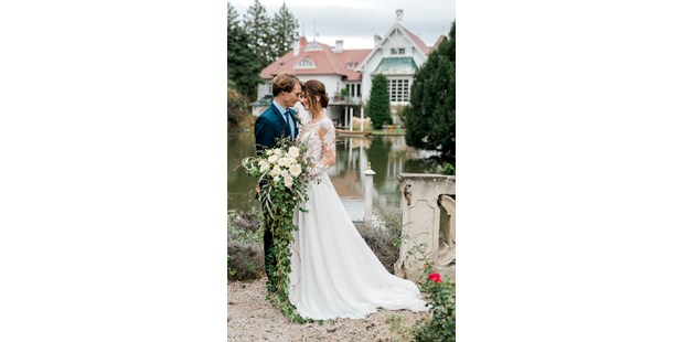 Destination-Wedding - Art der Location: Villa / privates Anwesen - Niederösterreich - Romantische Hochzeitsfotos im Rosengarten... - Schloss Schönau