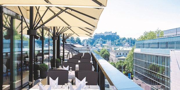 Destination-Wedding - barrierefreie Location - Flachgau - Das gastronomische Erlebnis IMLAUER Sky - Bar & Restaurant bietet neben der hervorragenden Verpflegung einen traumhaften Ausblick auf die Kulisse von Salzburg. - IMLAUER HOTEL PITTER Salzburg