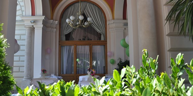 Destination-Wedding - Art der Location: Hotel / Chalet - Donauraum - Außenbereich Votiv Saal - Hotel Regina