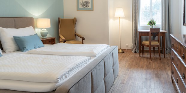 Destination-Wedding - Preisniveau Zimmer/Suiten: €€ - Salzburg - Doppelzimmer im Biedermeierstil - ****Hotel Schlosswirt zu Anif