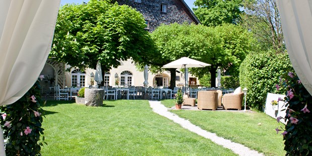 Destination-Wedding - Preisniveau Hochzeitsfeier: €€ - Gastgarten für freie Trauungen - ****Hotel Schlosswirt zu Anif
