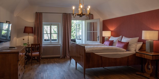 Destination-Wedding - Preisniveau Hochzeitsfeier: €€ - Doppelzimmer im Biedermeierstil - ****Hotel Schlosswirt zu Anif