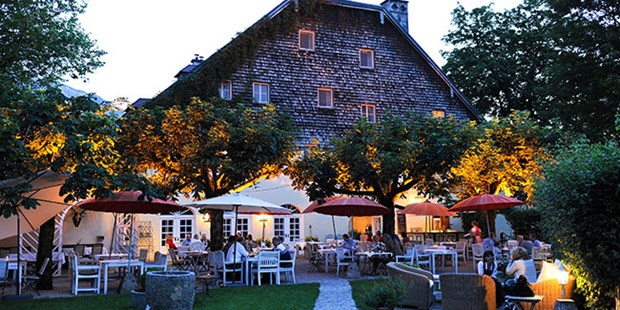 Destination-Wedding - Art der Location: Gasthof / Gasthaus - Salzburg - Schlosswirt am Abend - ****Hotel Schlosswirt zu Anif