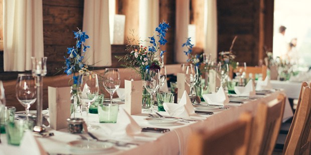 Destination-Wedding - Art der Location: Eventlocation / Fabrik / Lagerhalle - Tirol - Eine gedeckte Hochzeitstafel in der Maierl-Alm. - Maierl-Alm und Chalets
