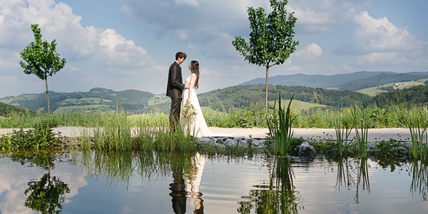 Destination-Wedding - Perfekte Jahreszeit: Herbst-Hochzeit - Stössing - Hochstrasser Teich mit Ausblick - Refugium Hochstrass Hotel&Kloster