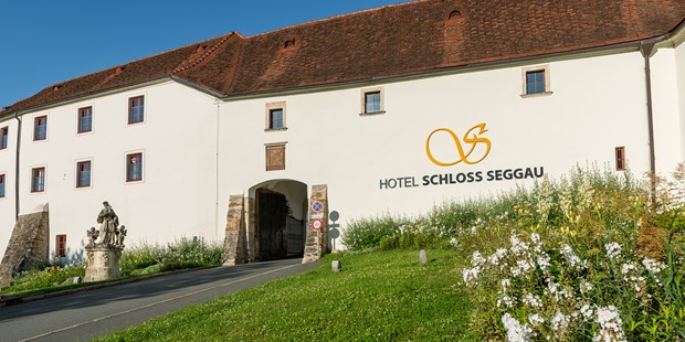 Destination-Wedding - Umgebung: mit Seeblick - Steiermark - Hotel SCHLOSS SEGGAU - Eingangstor - Hotel SCHLOSS SEGGAU