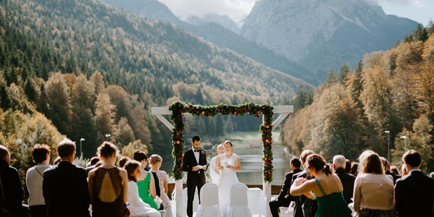 Destination-Wedding - Preisniveau Hochzeitsfeier: €€€ - Trauung auf der Bergwiese am Riessersee in Garmisch-Partenkirchen - Riessersee Hotel Garmisch-Partenkirchen