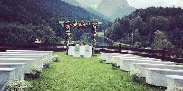 Destination-Wedding - Art der Location: Eventlocation / Fabrik / Lagerhalle - Zugspitze - Trauung auf der Bergwiese am Riessersee in Garmisch-Partenkirchen - Riessersee Hotel Garmisch-Partenkirchen